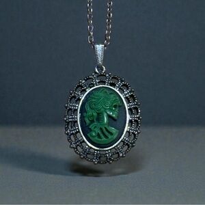 Elegant Green Skeleton Cameo Pendant Necklace